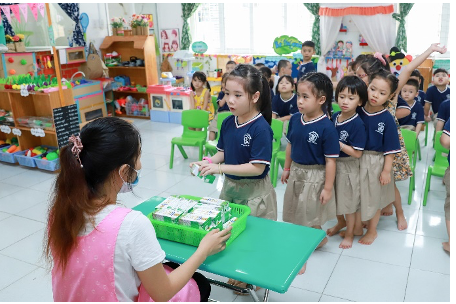 Quan[-]tâm[-]đến[-]sinh[-]dưỡng[-]cho[-]học[-]sinh[-]trong[-]mùa[-]dịch,[-]nhiều[-]địa[-]phương[-]triển[-]khai[-]Sữa[-]học[-]đường